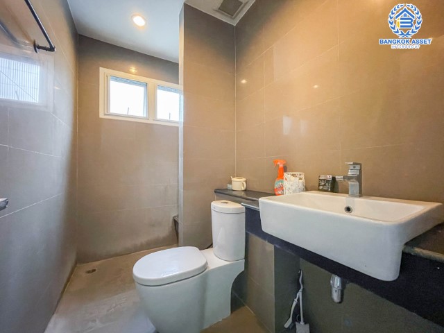 *****ทาวน์เฮ้าส์มือสอง ม.เดอะเซอเรโน่ บาย โบนันซ่า แจ้งวัฒนะ หลังมุม บรรยากาศดี เนื้อที่กว้างขวางมากถึง 29 ตร.ว. ภายในสวย ฟังก์ชัน 3 ห้องนอน 3 ห้องน้ำ ที่จอดรถ 1 คัน บ้านสไตล์โมเดิร์น บนทำเลแห่งการเดินทาง ใกล้รถไฟฟ้าสายสีชมพู "สถานีเมืองทองธานี" และจุดขึ้นทางด่วน "แจ้งวัฒนะ"